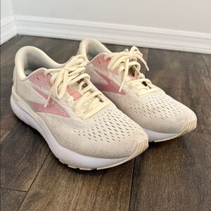 Brooks Women's Sneakers in Cream and Pink